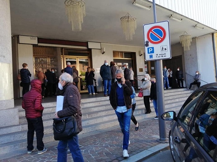 Ingorgo al centro vaccinale di Borgosesia, interviene il sindaco