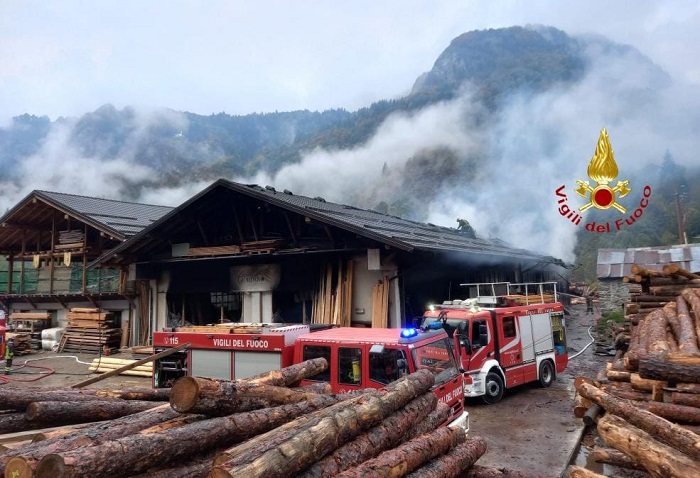 Incendio in una segheria in Valsesia: ingenti i danni 