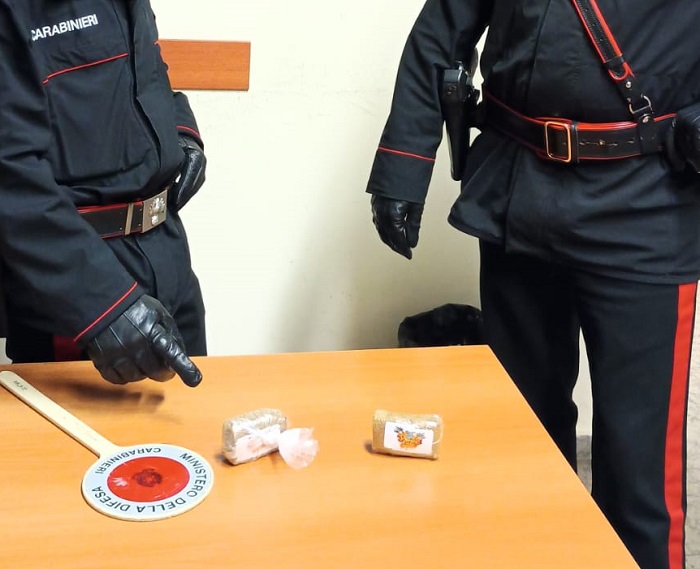 Fuggono all'alt e lanciano la droga dal finestrino
