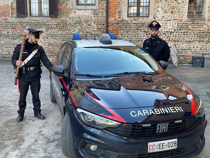 Inseguimento tra Buronzo a Roasio: fermato con una mazza ferrata in auto