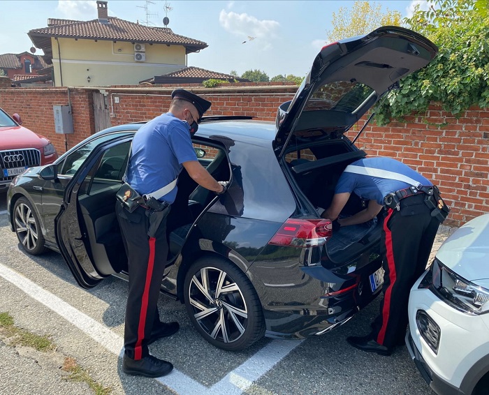 Gli rubano casco e documenti, i carabinieri li ritrovano durante un controllo