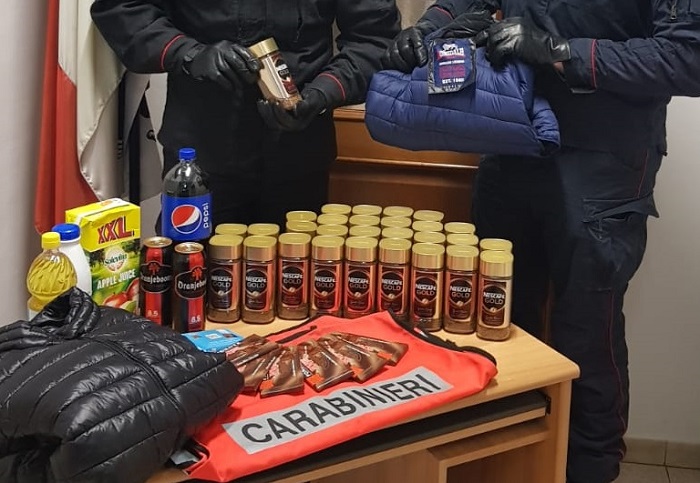 Maxi furto di caffè solubile al supermercato, fermati dai carabinieri