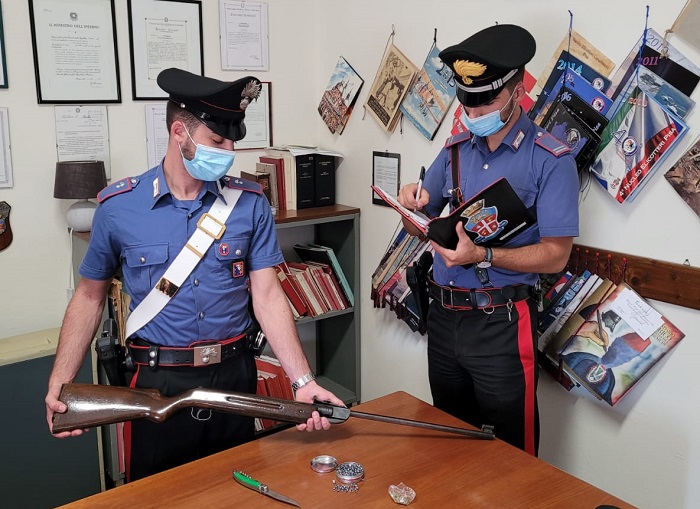 Vuole uccidere la madre, fermato dai carabinieri