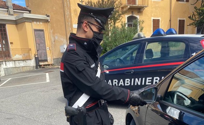 Carabinieri denunciano il truffatore dello specchietto