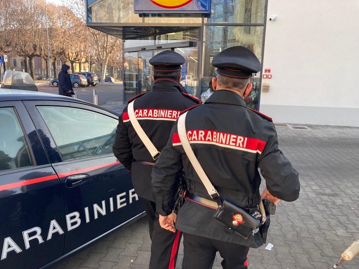 Rapina in tabaccheria a Santhià: si presenta con la pistola