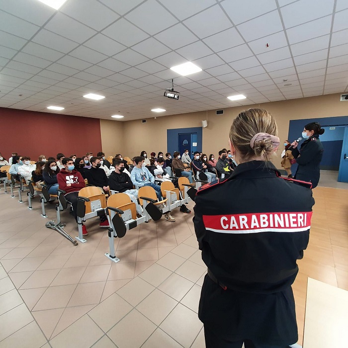 I carabinieri di Borgosesia incontrano gli studenti