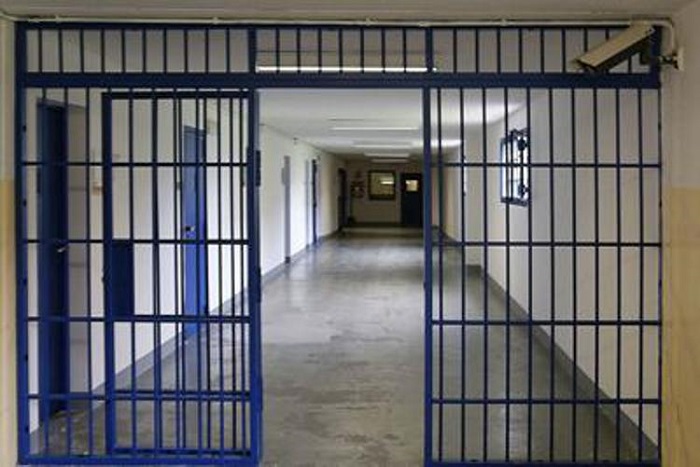 Vercelli, trovato telefono cellulare in carcere: detenuto lo nascondeva nel retto