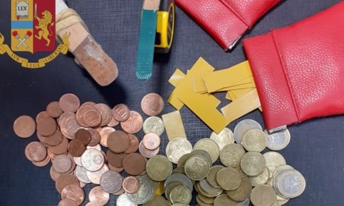 Ruba dalla scatola delle offerte in chiesa