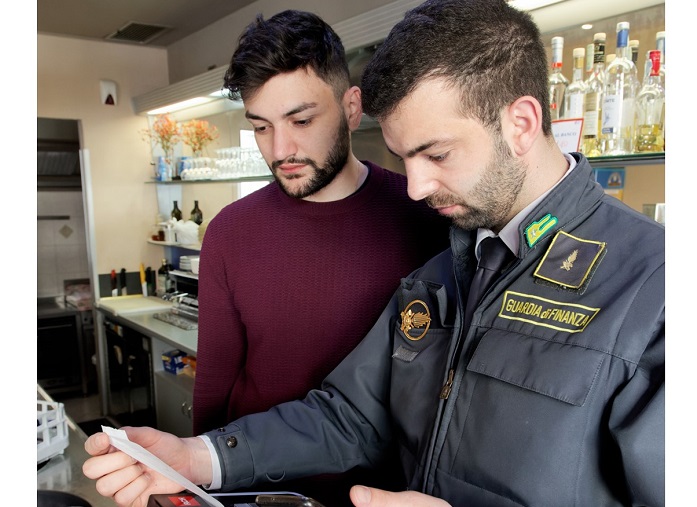 Lavoratori in nero alla festa della donna scoperti dalla Finanza
