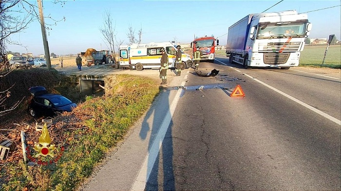 Auto si scontra con un trattore e finisce nel canale