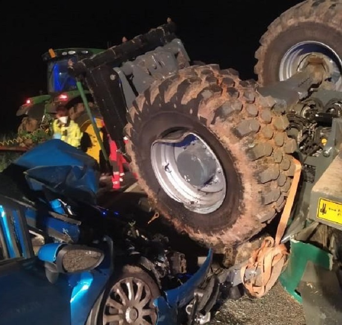 Schianto nella notte tra auto e trattore