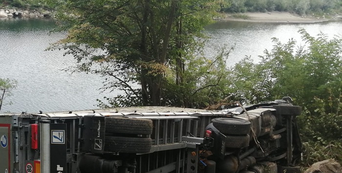 Incidente autoarticolato a Borgosesia: rischio inquinamento per il fiume