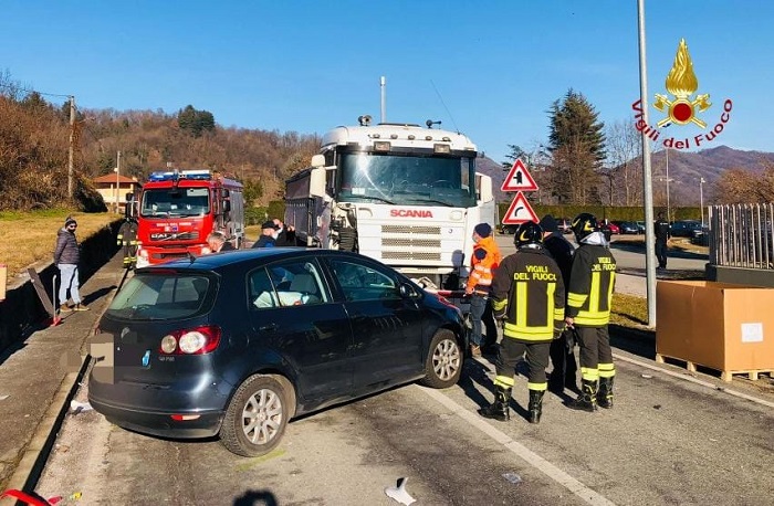Schianto tra un'auto e un camion