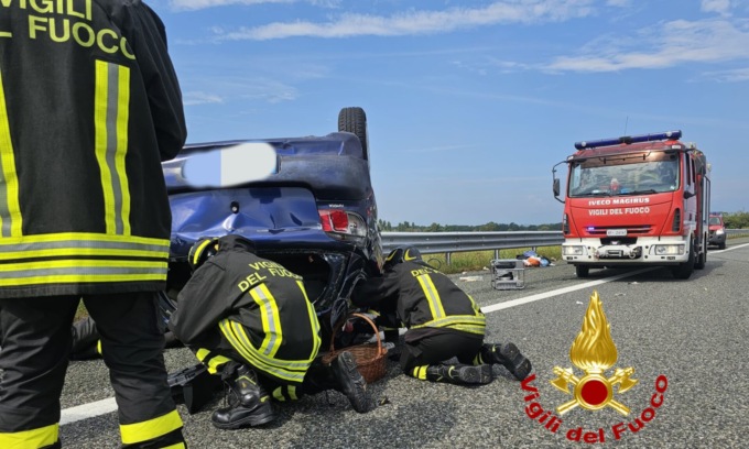 Incidente sulla A26 all'altezza di Santhià: persona estratta dalle lamiere