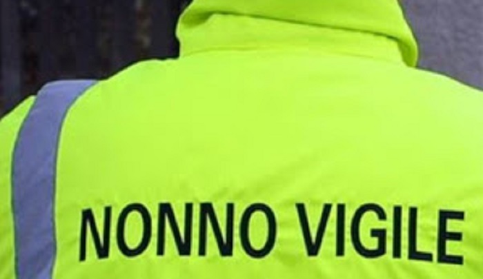 Automobilista aggredisce il nonno vigile