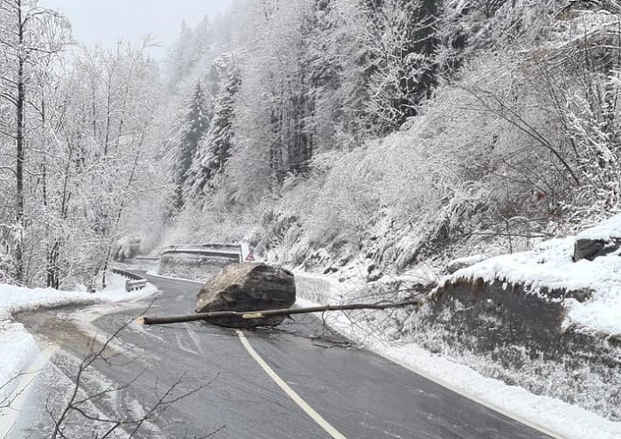 Masso caduto sulla Sp299, alta Valsesia divisa in due