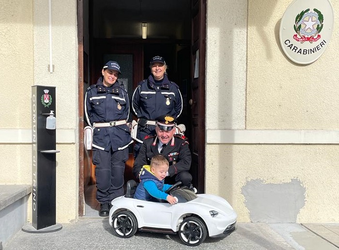 Bimbo disperato per macchinina elettrica sparita, ritrovata da polizia e carabinieri