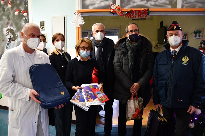 Dalla Polizia doni ai bimbi ricoverati in pediatria a Vercelli