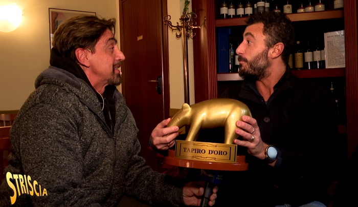 Stasera su Striscia la notizia la consegna del tapiro a Pozzolo