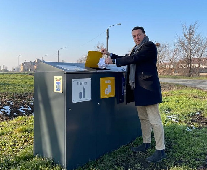 Raccoglitori multiraccolta lungo le strade del Vercellese