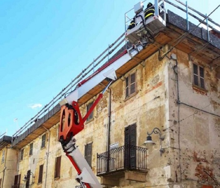 Cadono calcinacci da una vecchia casa