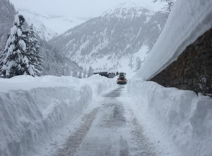 Il Soccorso alpino porta generi alimentari a Carcoforo isolata dalla neve