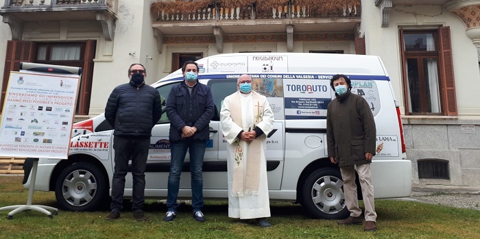 Gli sponsor pagano il pulmino dell'Unione montana