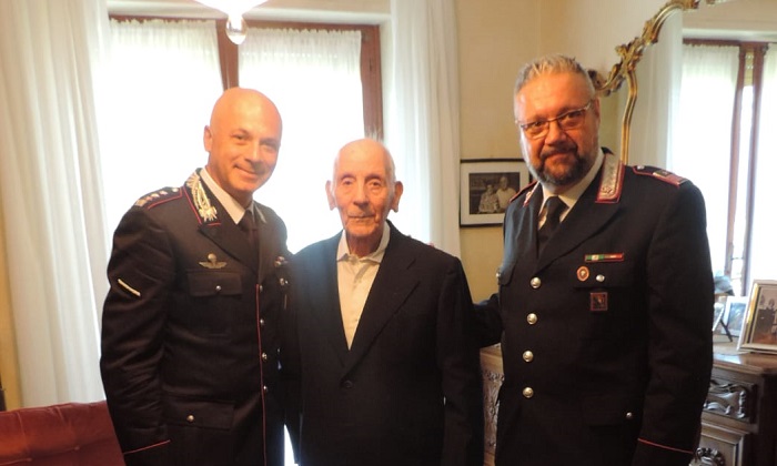I carabinieri festeggiano i 101 anni dell'ex comandante 