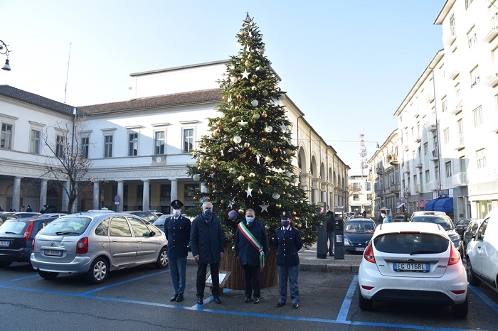 La polizia regala un albero di Natale a Vercelli