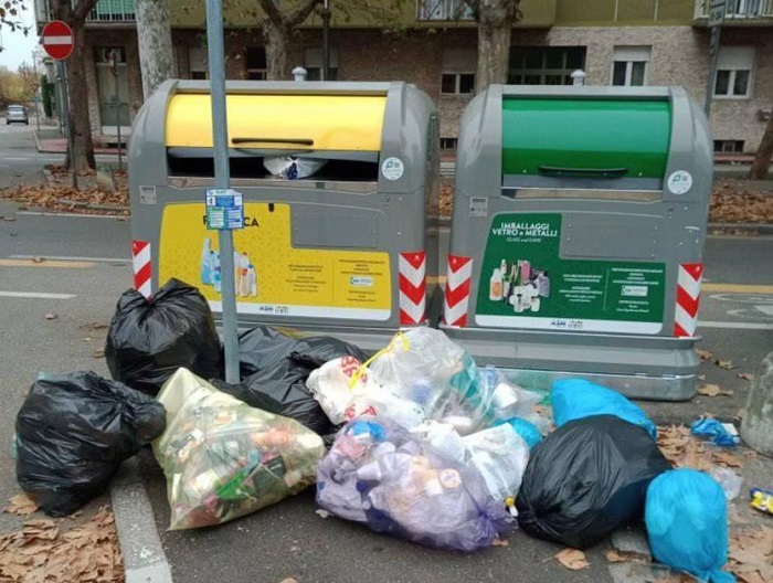 Rifiuti abbandonati a Vercelli: multati in sette