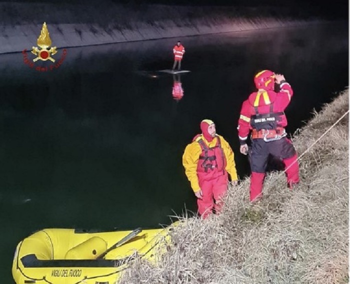 Finisce nel canale, si salva salendo sul tettuccio dell'auto