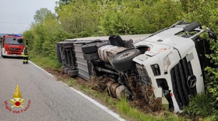 Un camion esce di strada a Gattinara