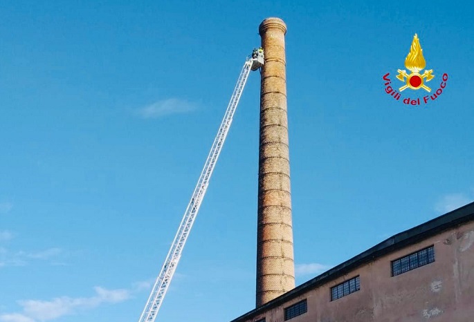 Cadono i pezzi dell'antica ciminiera, arrivano i vigili del fuoco