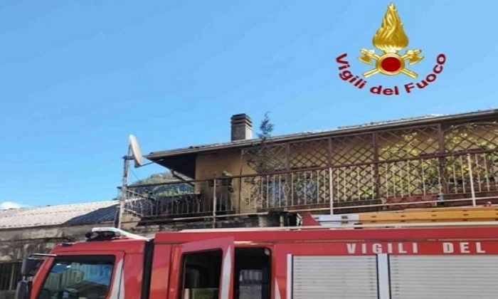 Incendio divampa in un balcone a Borgosesia