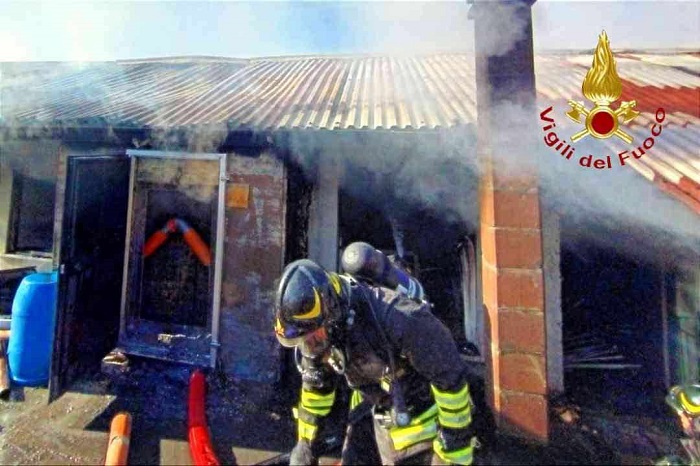 Sottotetto del magazzino a fuoco a Tronzano