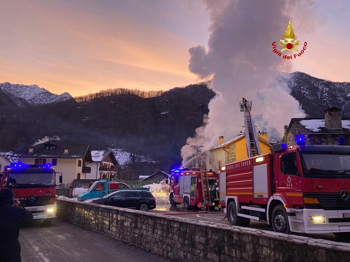 Fiamme devastano alcune case a Scopa