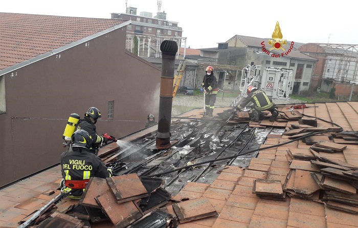Il fuoco danneggia il tetto di un caseggiato a Vercelli