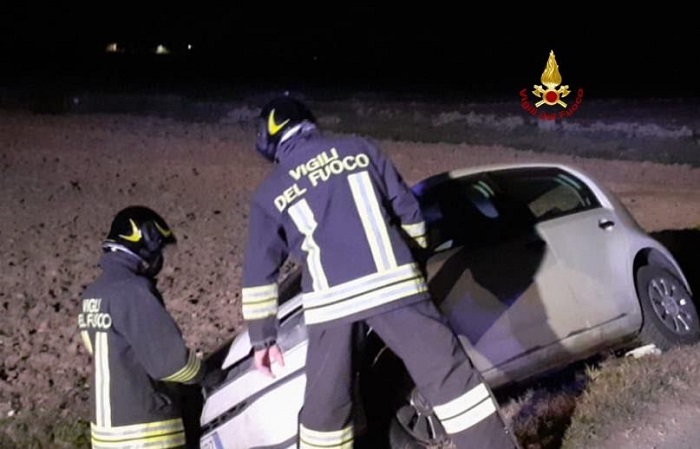 Auto con due persone a bordo finisce fuori strada