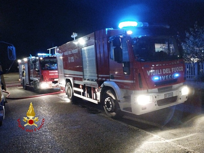 Incidente nella notte a Trino: autosi schianta alla rotonda