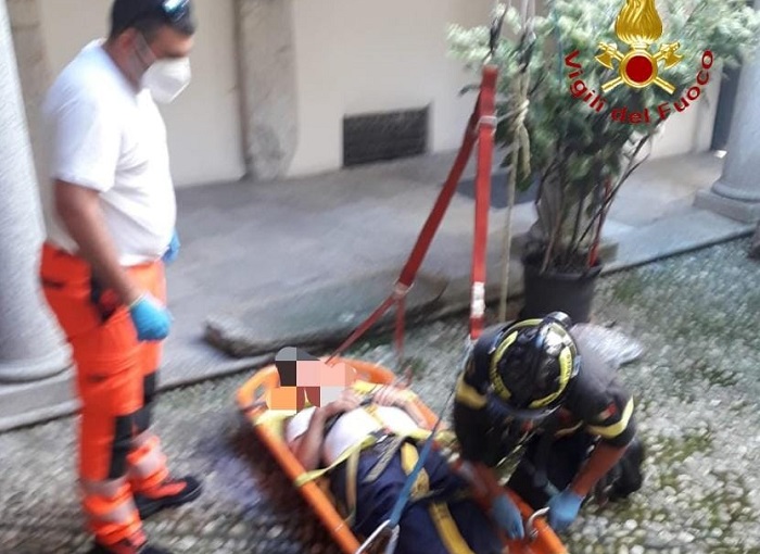 Anziano calato dal terzo piano dai vigili del fuoco