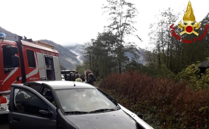 Auto va a scontrarsi con una pattuglia della Polstrada a Varallo