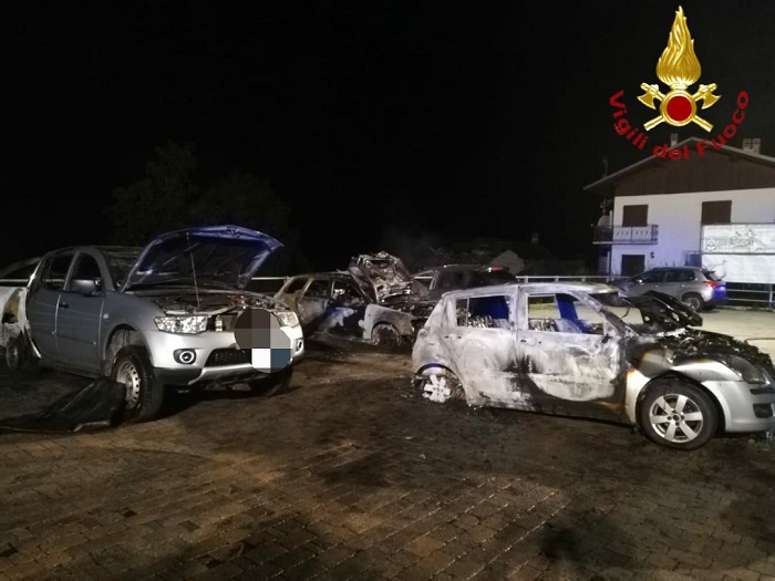 Auto a fuoco nella notte a Campertogno