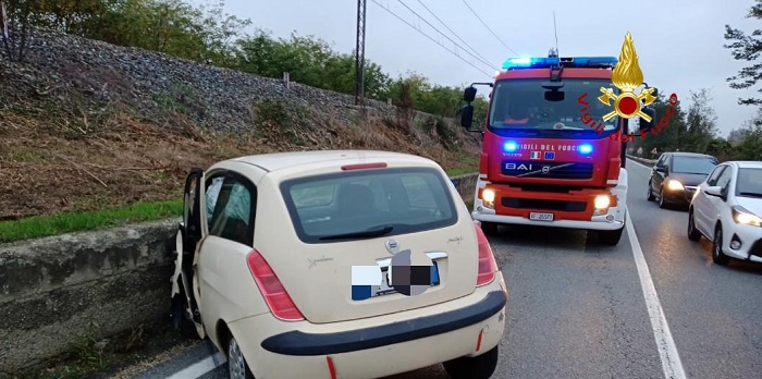 Auto fuori strada a Livorno Ferraris