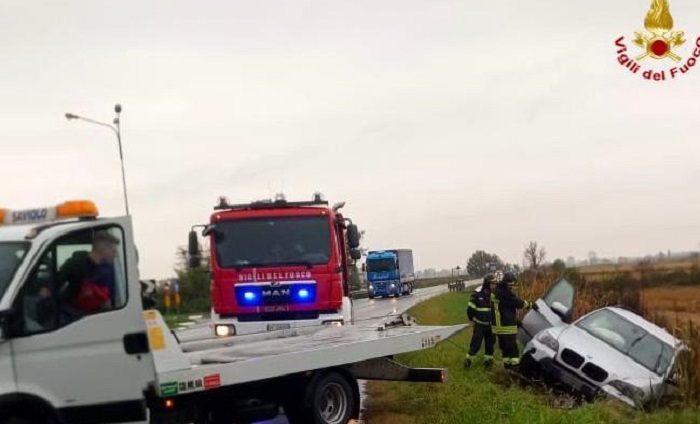 Bmw fuori strada ad Albano Vercellese 