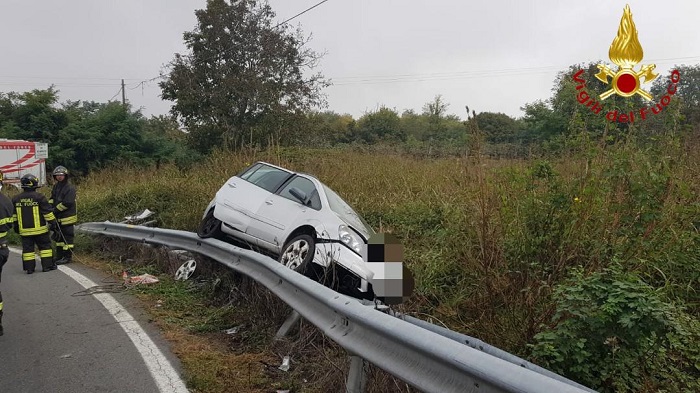 Incidente a Livorno Ferraris: auto fuori strada