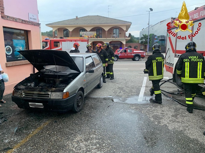 Una vecchia Fiat Uno a fuoco a Gattinara