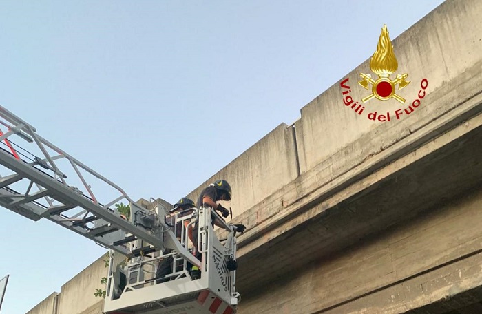 Caduta di calcinacci dal cavalcavia a Vercelli