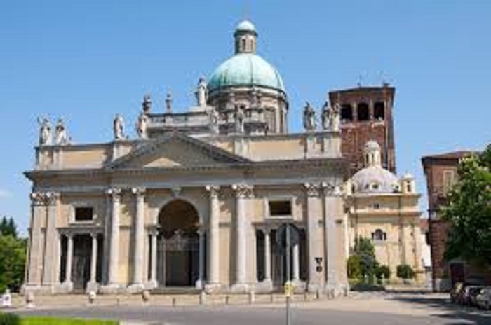 Da giorni migranti dormono in piazza. Interviene l'Arcidiocesi di Vercelli