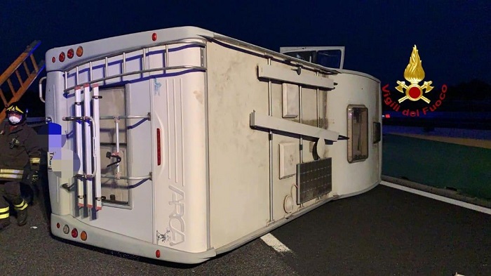 Si ribalta con il camper al rientro dalle vacanze sulla A4