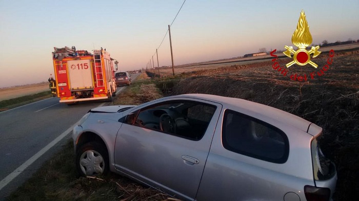 Toyota Yaris esce di strada a Olcenengo